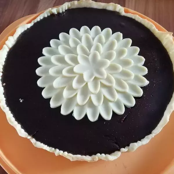 Tarte fondante au chocolat noir et sa fleur de chocolat blanc