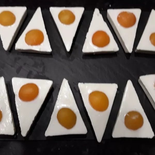 Triangles coco-abricot façon oeufs sur le plat