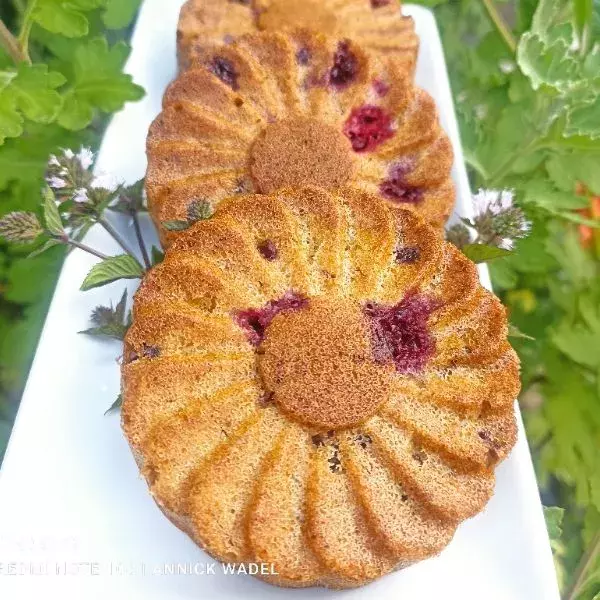 Flowers banane, mûres sauvages, noix de coco