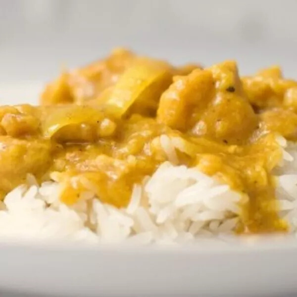 Poulet au curry à ma façon (et son riz aromatisé)