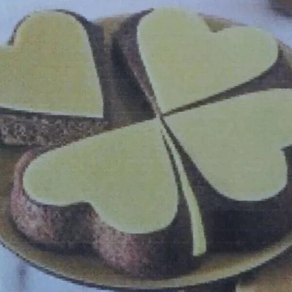Gâteau trèfle Saint Patrick dans le moule Fleur FM 426