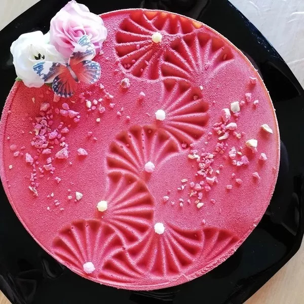 Entremets vanille framboise sur biscuit de  pralines roses