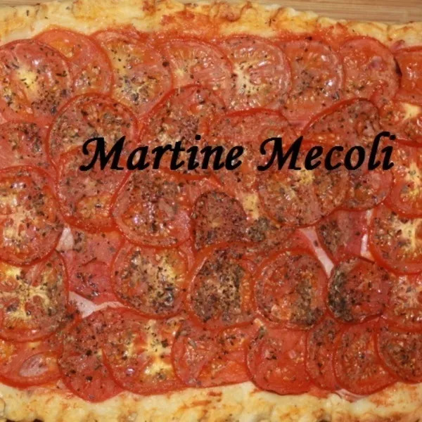 Pizza épaisse au jambon et tomates