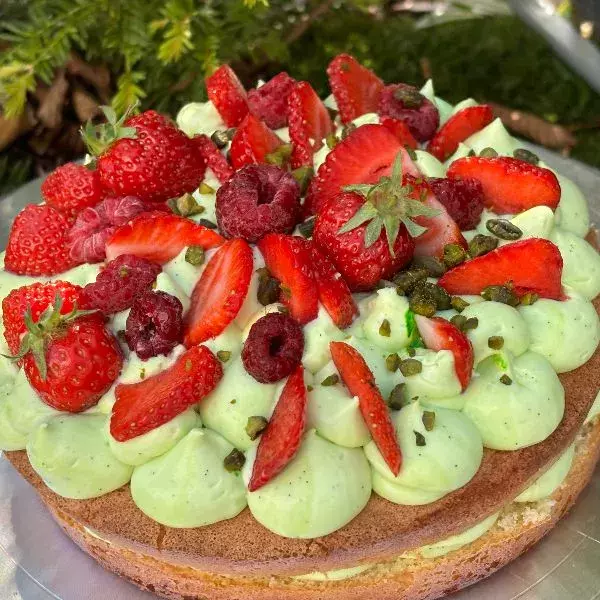 Le layer cake pistache et fruits rouge