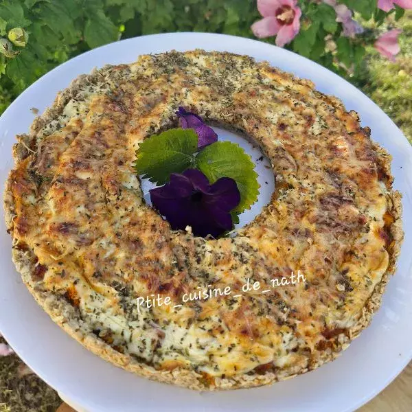 une tarte aux carottes 🥕  bacon sur un fond de tarte aux flocons d'avoine