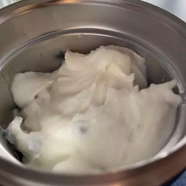 Glace au yaourt et myrtilles confites 