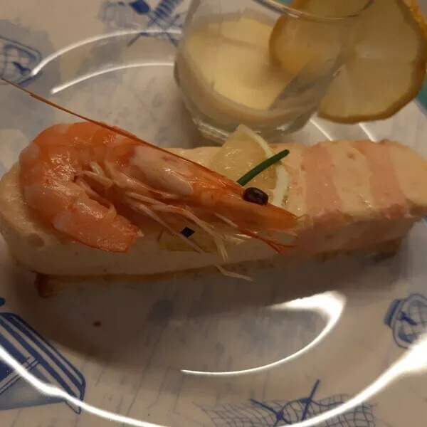 mousse aux crevettes et deux saumon accompagnée d'une sauce légère au citron