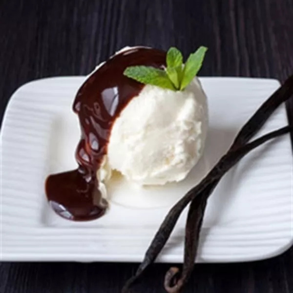 Crème glacée vanille, sauce chocolat noir
