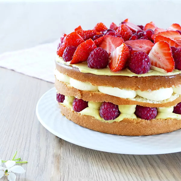 Layer cake à la vanille, pistache et fruits rouges