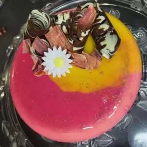 entremet  framboise & vanille glaçage miroir