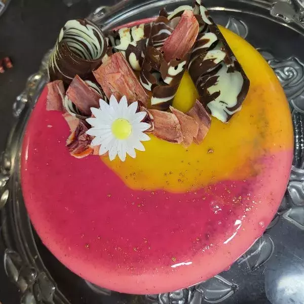 entremet  framboise & vanille glaçage miroir