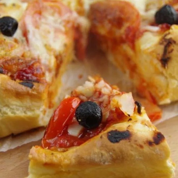 Pizza tomates, mozzarella et basilic