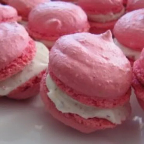 MACARONS AIL ET FINES HERBES BAIES ROSES