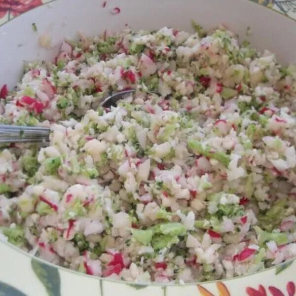 Salade croquante de crudités chou-fleur, brocoli, pomme verte et radis 