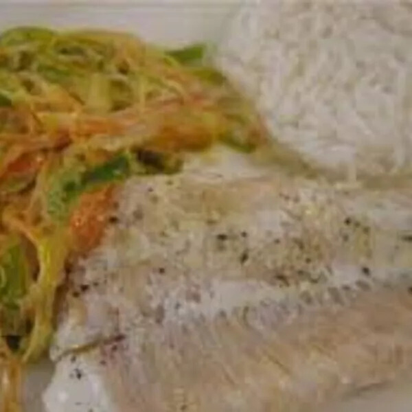 Filets de poisson, effilochés de carottes et poireaux, sauce crémeuse aux épices