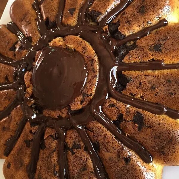 Gâteau anniversaire aux pépites de chocolat avec coulis choco