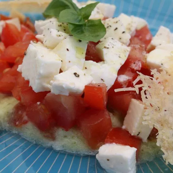 Tartare de tomates, mozzarella sur un lit de sorbet pomme Granny, citron vert, basilic et ses tuiles de parmesan