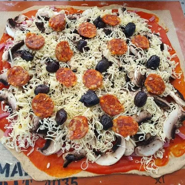 Pizza aux champignons, chorizo et olives