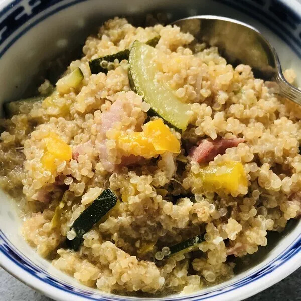 Risotto de quinoa aux légumes et lardons
