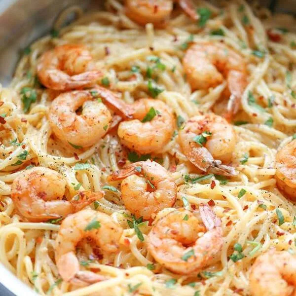 Spaghetti aux crevettes et beurre à l'ail
