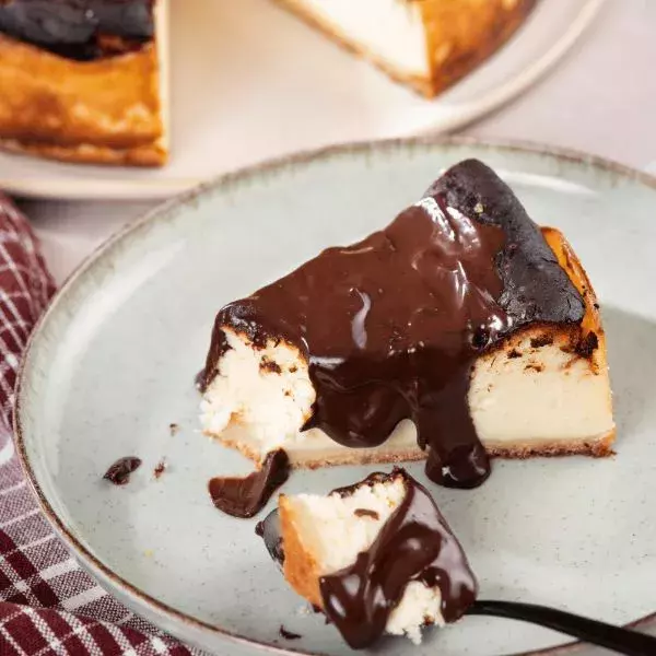 Cheesecake Basque & sauce chocolat