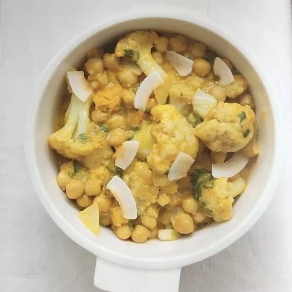 Curry de pois chiches au chou-fleur, patate douce & lait de coco