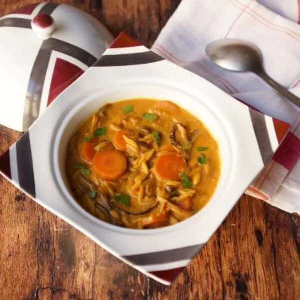 Soupe de pâtes, carottes et shiitakés au curry à l'icookin