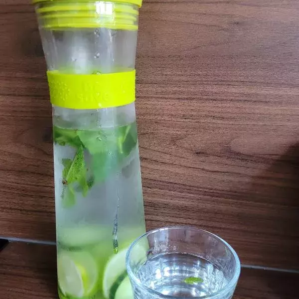 Detox water au concombre, menthe et citron vert
