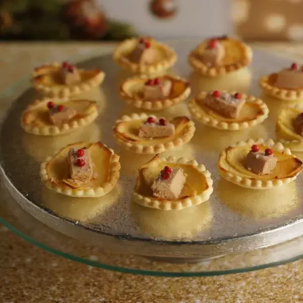 Mini-tartelettes fines aux pommes et foie gras