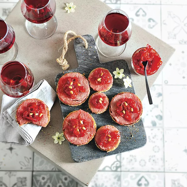 Toasts de carpaccio de bœuf à la confiture de poivrons rouges