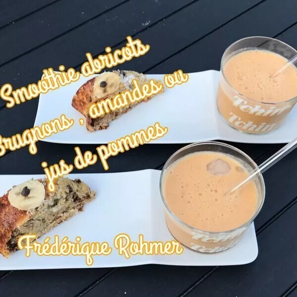 Smoothie abricots, brugnons lait d'amande ou jus de pommes. 