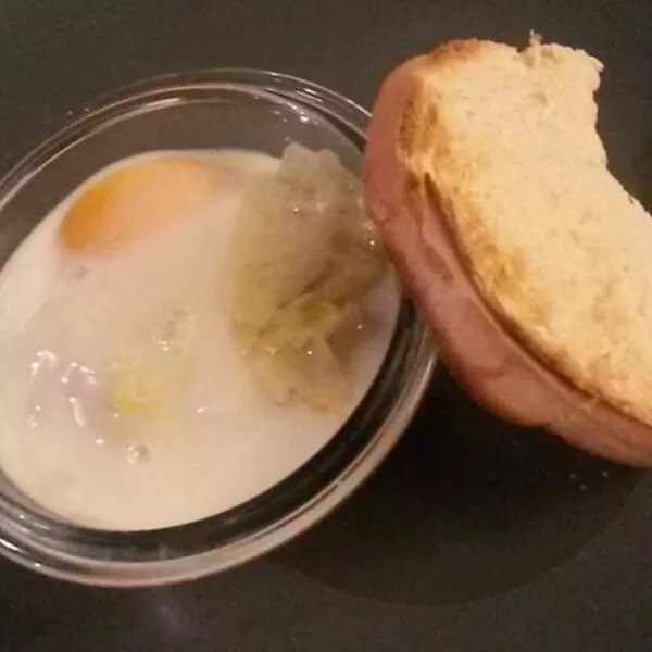 Oeufs cocotte sur lit de poireaux