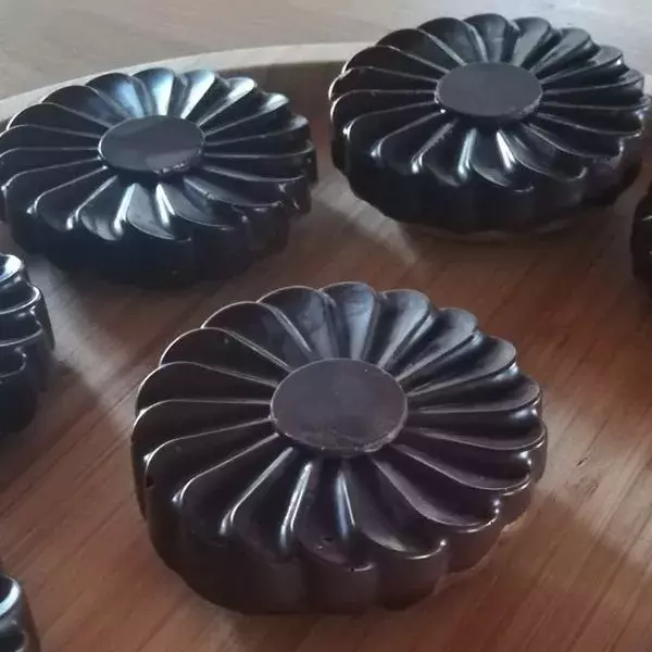 Madeleine en coque de chocolat dans le moule Flower Power OHRA® SP000013