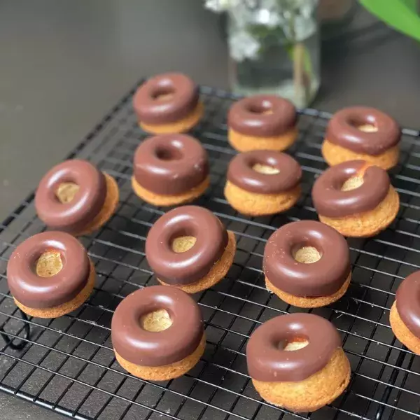 Mini donuts en coque de chocolat
