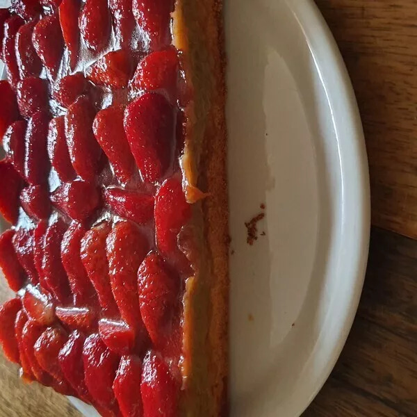 Tarte aux fraises sur fond de rhubarbe-"les carnets de Julie"