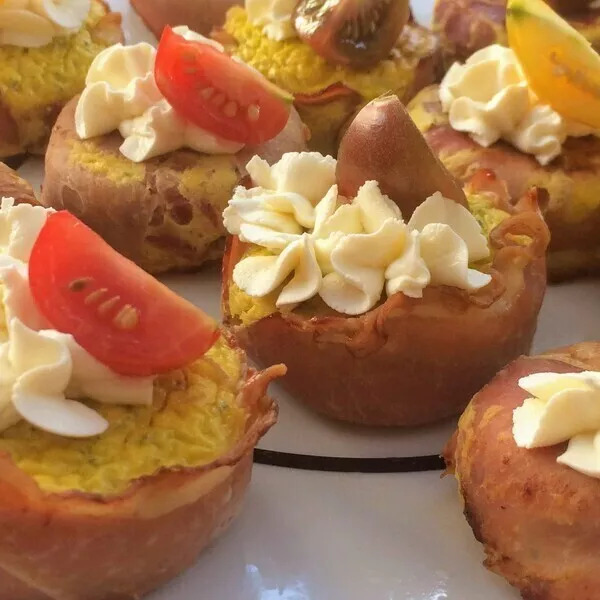 Cupcake de courgette, chèvre et jambon cru.