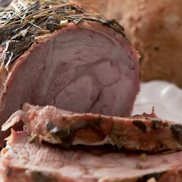 Longe de porc lardée en croûte de foin
