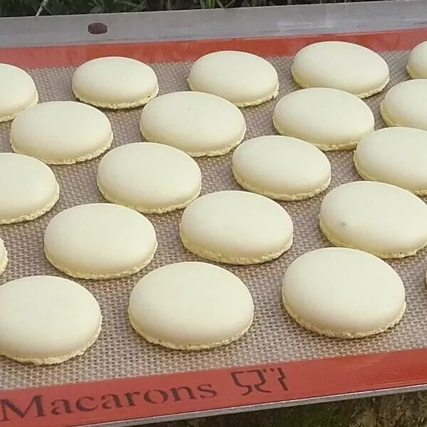 coques de macarons à la meringue suisse de Nadege 