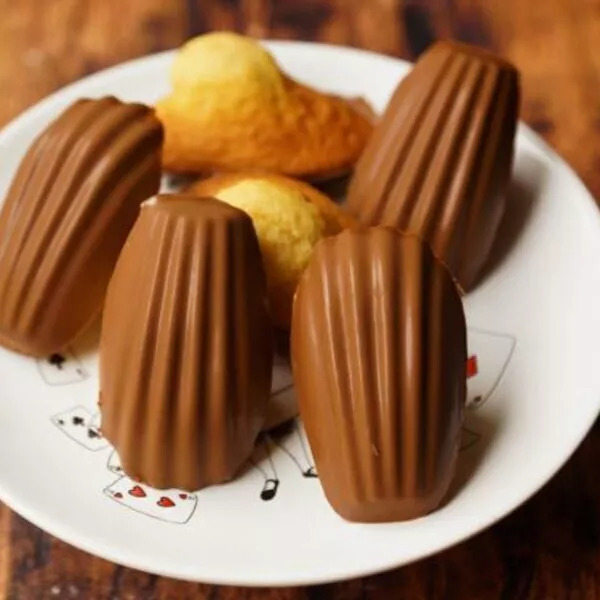 Madeleines avec coques en chocolat