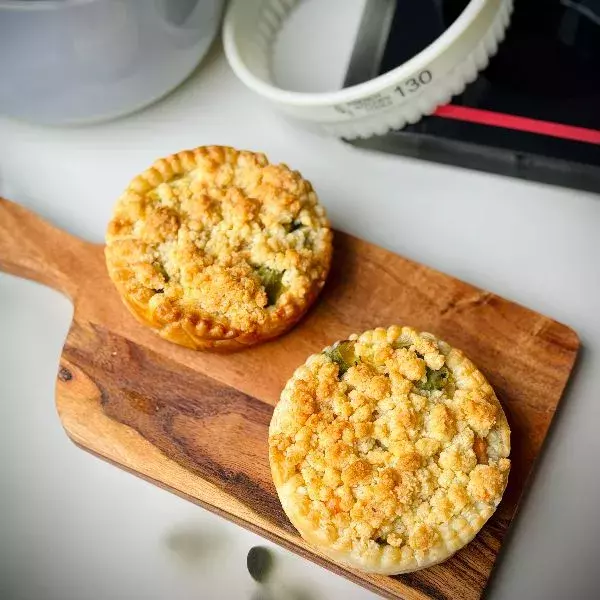 Tarte saumon, poireau et crumble au parmesan