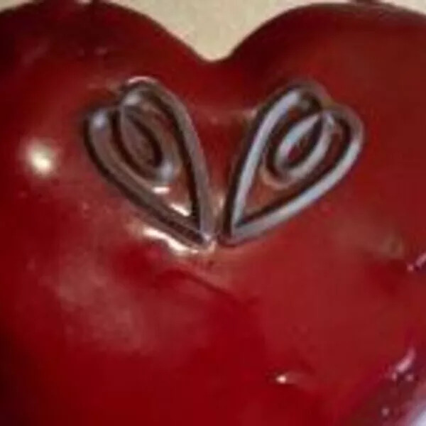 Coeur au chocolat avec glaçage miroir rouge