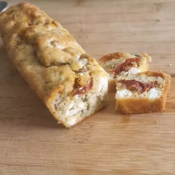 Mini cake à la tomate séchée, olive et fêta 