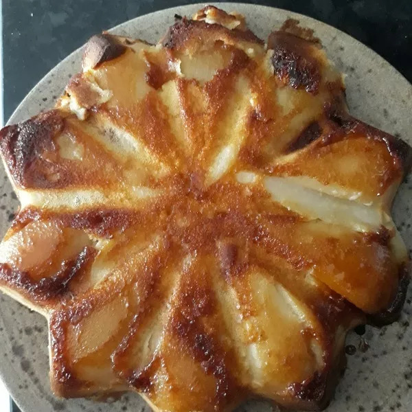 Gâteau aux poires caramélisées en étoile
