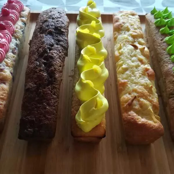 cakes sucrés 5 couleurs dans les 5 cakes longs