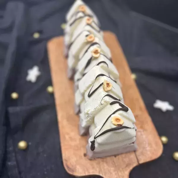 BUCHE GLACEE VANILLE COOKIE CHOCOLAT NOISETTES