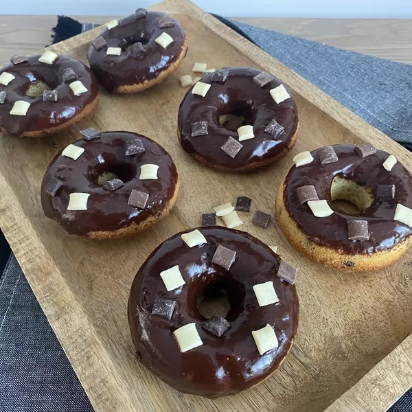 Donuts Tigrés avec nappage chocolat 