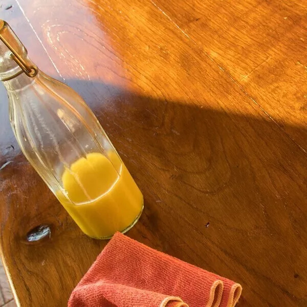 Produit ménager naturel nettoyant rénovant pour le bois