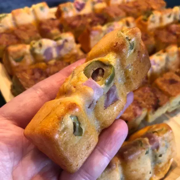 Cakes salés au jambon, olives et champignons