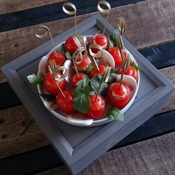 { Tomates cerises mozzarella & basilic }