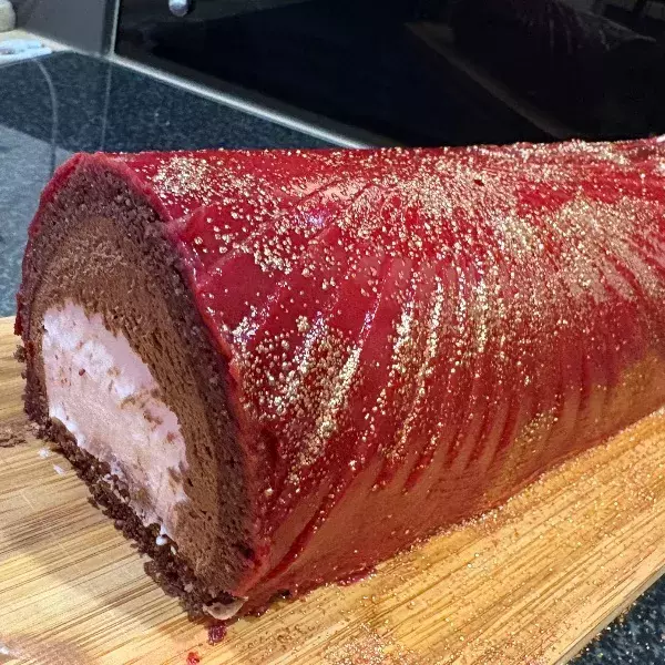 Bûche en manteau rouge 